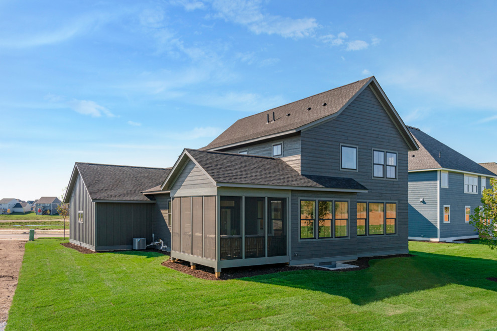 Foto de fachada de casa gris clásica renovada de dos plantas con revestimiento de madera y tejado de teja de madera