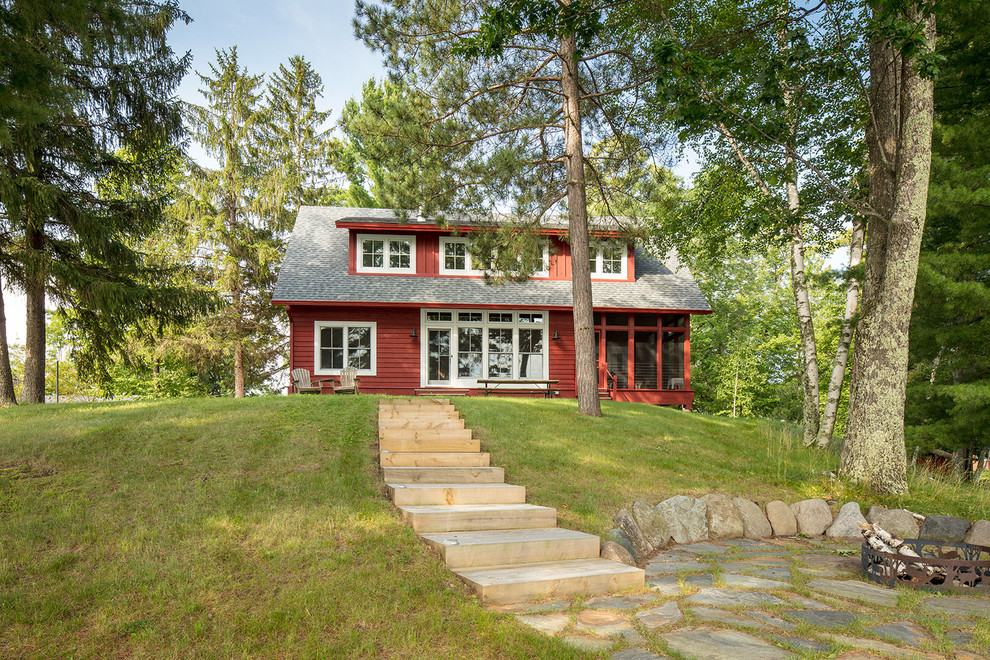 Cette image montre une façade de maison rouge chalet en bois à un étage avec un toit en shingle.