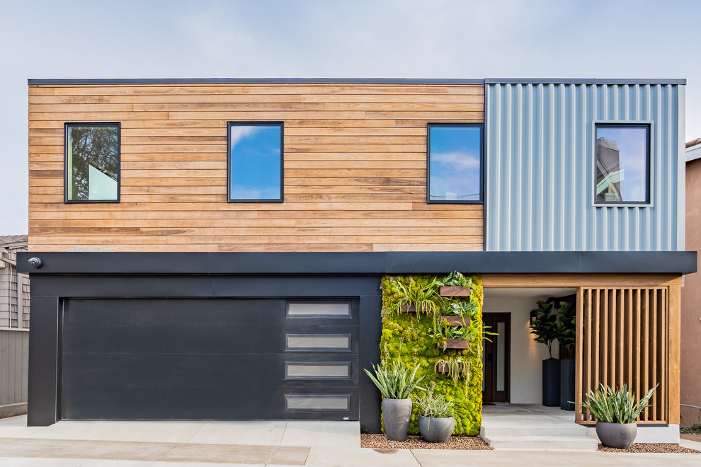 Zweistöckiges, Großes Modernes Haus mit brauner Fassadenfarbe und Flachdach in Orange County