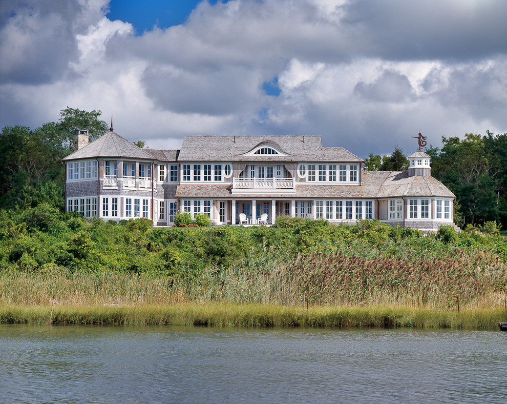 Idées déco pour une très grande façade de maison grise bord de mer en bois à un étage avec un toit en shingle.