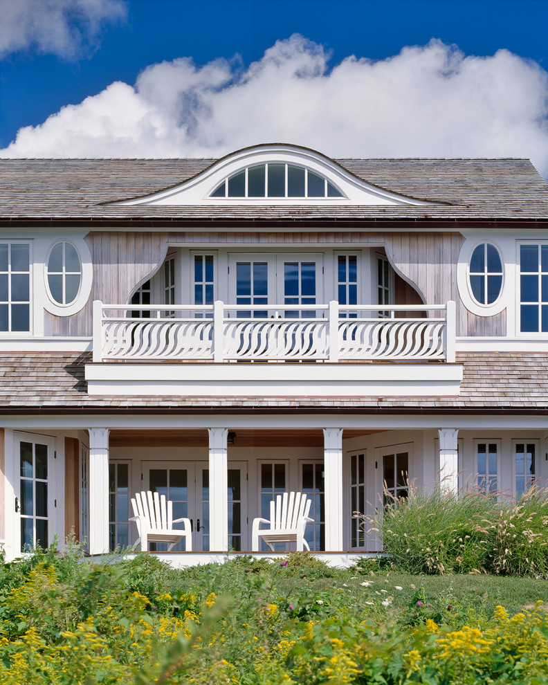 Imagen de fachada de casa gris marinera extra grande de dos plantas con revestimiento de madera y tejado de teja de madera