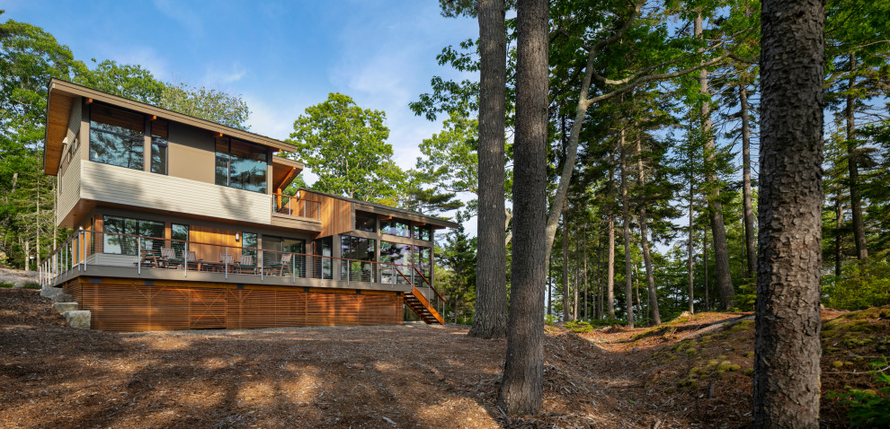 Großes, Zweistöckiges Modernes Einfamilienhaus mit Satteldach, Blechdach und Mix-Fassade in Portland Maine