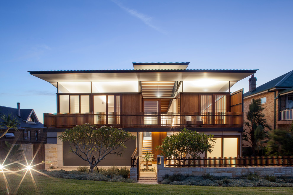 Réalisation d'une façade de maison marron design en bois de taille moyenne et à un étage.