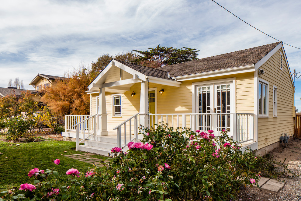 Mittelgroßes, Einstöckiges Rustikales Einfamilienhaus mit gelber Fassadenfarbe, Vinylfassade, Satteldach und Schindeldach in San Francisco