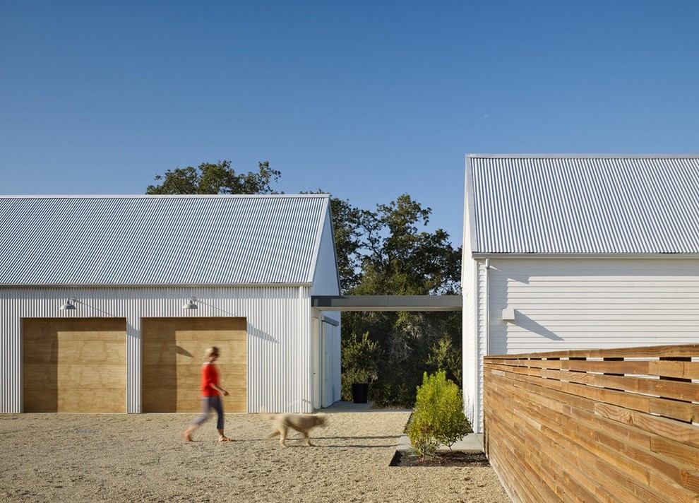 Foto della facciata di una casa bianca country a un piano con tetto a capanna