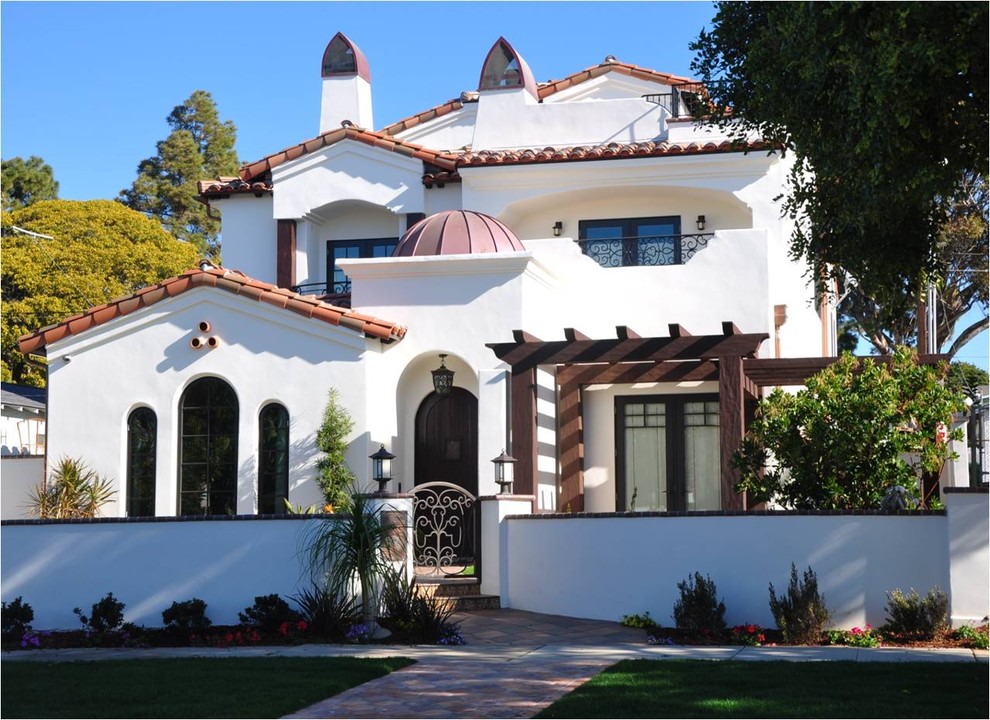 Großes, Dreistöckiges Mediterranes Einfamilienhaus mit Putzfassade, weißer Fassadenfarbe, Satteldach und Ziegeldach in San Diego