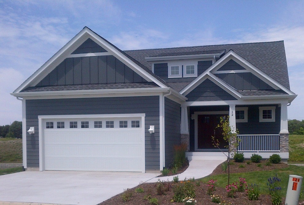 Cette photo montre une façade de maison grise craftsman à un étage avec un revêtement mixte et un toit à deux pans.