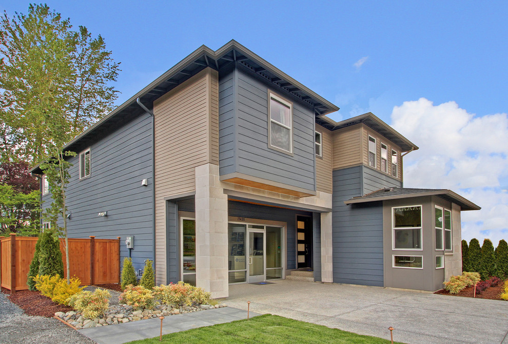 Zweistöckiges Modernes Haus mit blauer Fassadenfarbe in Seattle