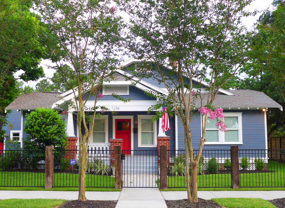 Rustikales Haus mit blauer Fassadenfarbe und Dachgaube in Houston