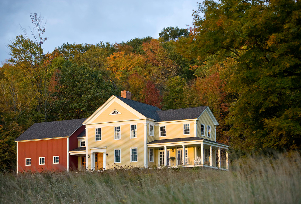 Zweistöckiges Country Haus mit gelber Fassadenfarbe in Richmond