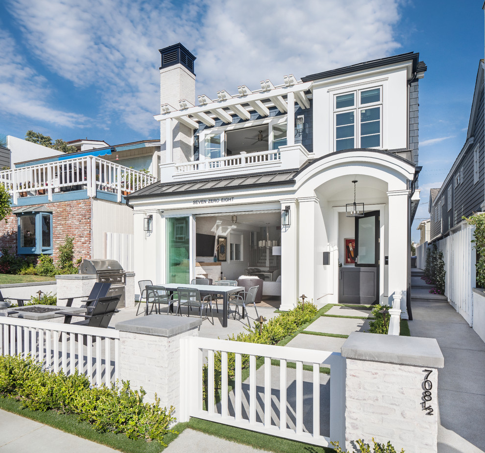 Стильный дизайн: серый частный загородный дом в морском стиле с металлической крышей - последний тренд