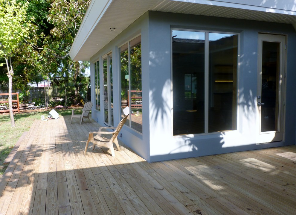 Идея дизайна: маленький, одноэтажный, серый дом в современном стиле с облицовкой из бетона для на участке и в саду
