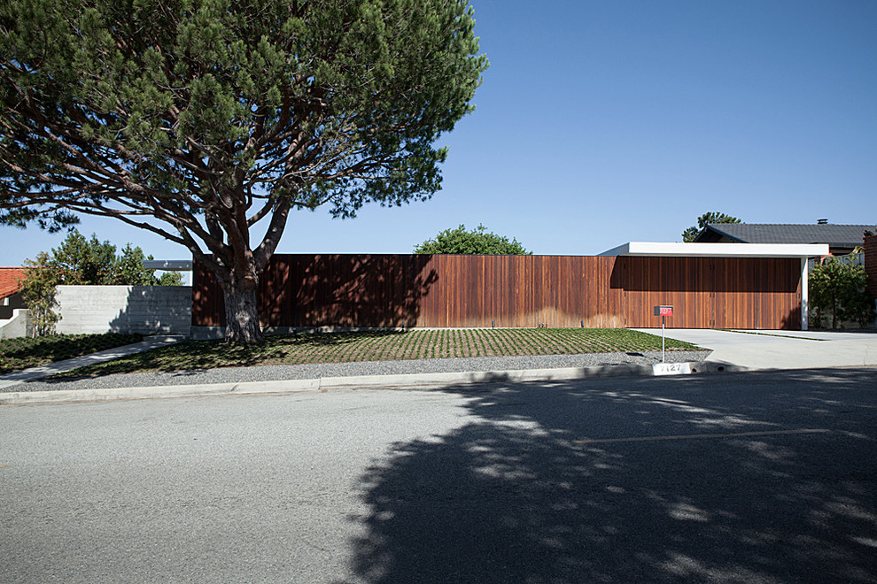 Ispirazione per la villa marrone moderna a un piano di medie dimensioni con rivestimento in metallo e tetto piano