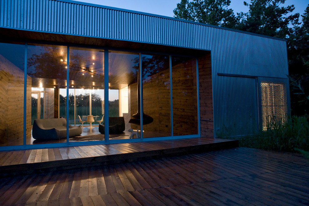 Идея дизайна: одноэтажный, серый дом среднего размера в современном стиле с облицовкой из металла