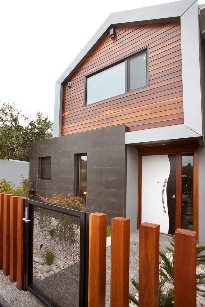 Photo of a contemporary house exterior in Melbourne with wood cladding.