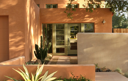 ロサンゼルスにある高級な中くらいなサンタフェスタイルのおしゃれな家の外観 (漆喰サイディング) の写真