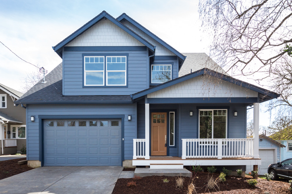 Réalisation d'une façade de maison bleue tradition de taille moyenne et à un étage avec un revêtement en vinyle, un toit à deux pans et un toit en shingle.