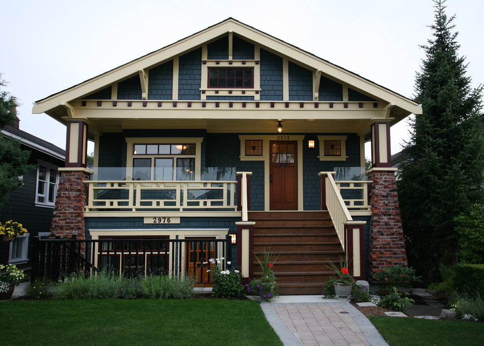 Esempio della facciata di una casa american style con rivestimento in legno