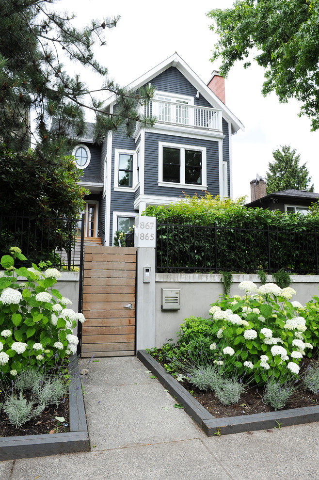 Mittelgroße, Dreistöckige Skandinavische Holzfassade Haus mit blauer Fassadenfarbe in Vancouver