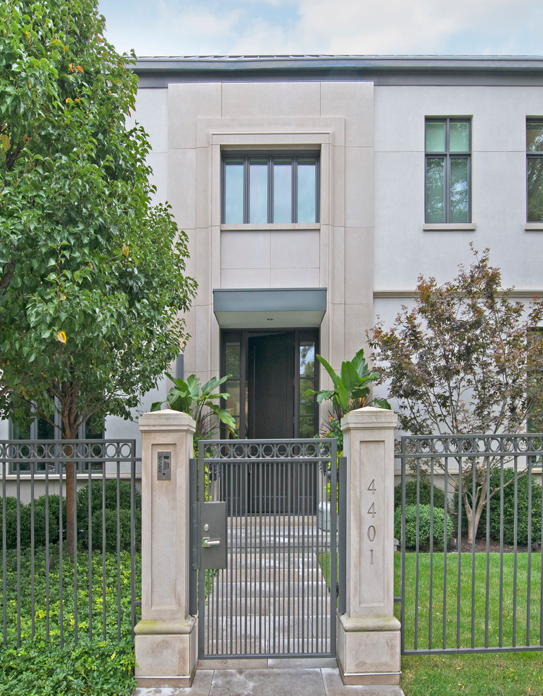 Modelo de fachada de casa beige actual grande de dos plantas con revestimientos combinados, tejado a cuatro aguas y tejado de metal