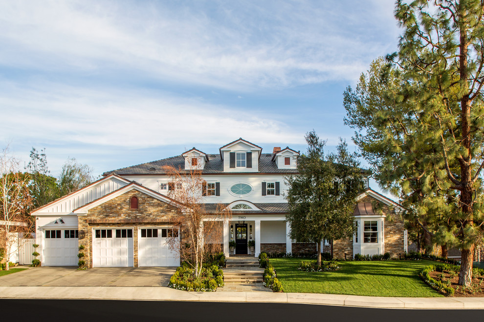 Zweistöckiges, Großes Klassisches Einfamilienhaus mit weißer Fassadenfarbe, Walmdach, Faserzement-Fassade und Schindeldach in Orange County