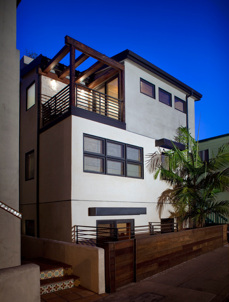 Dreistöckiges, Mittelgroßes Modernes Haus mit weißer Fassadenfarbe, Putzfassade und Flachdach in Los Angeles