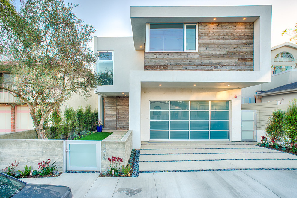 Inspiration for a contemporary house exterior in Los Angeles.