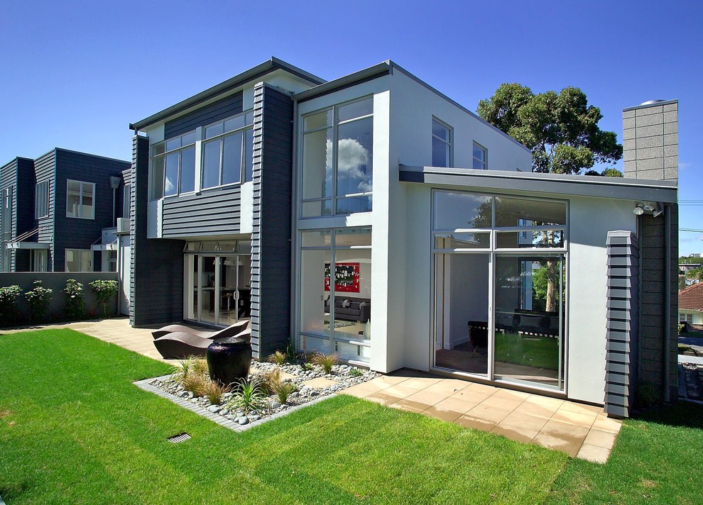 Zweistöckiges Modernes Haus mit grauer Fassadenfarbe und Flachdach in Auckland