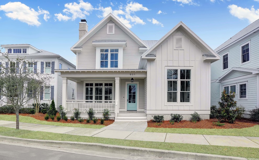 Zweistöckiges Landhaus Einfamilienhaus mit Vinylfassade, grauer Fassadenfarbe, Satteldach und Blechdach in Wilmington
