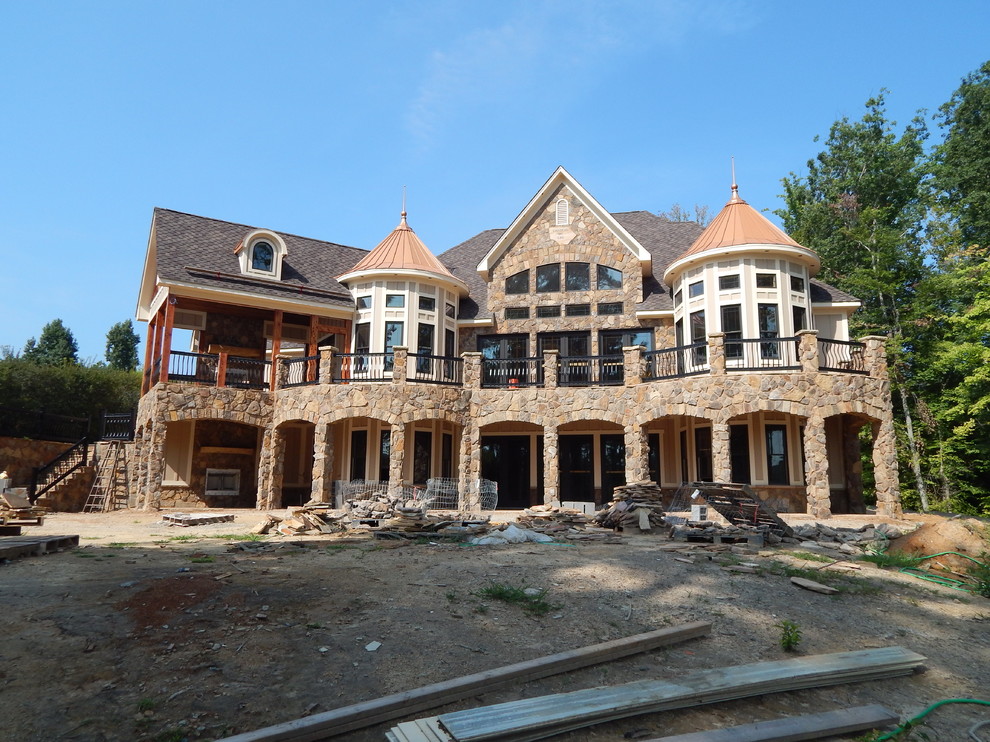 Foto della facciata di una casa ampia beige shabby-chic style a tre piani con rivestimenti misti e tetto a padiglione