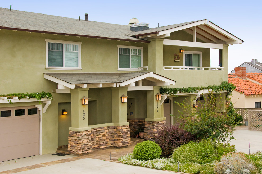 Zweistöckiges Uriges Haus mit Putzfassade, grüner Fassadenfarbe und Satteldach in San Diego