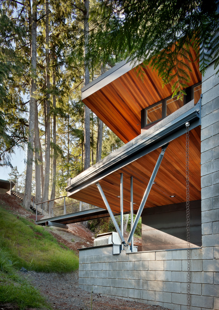 Идея дизайна: маленький, двухэтажный, красный частный загородный дом в стиле модернизм с облицовкой из металла, односкатной крышей и металлической крышей для на участке и в саду
