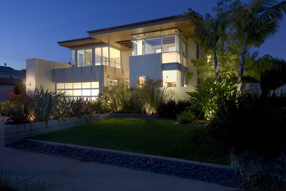 ロサンゼルスにあるコンテンポラリースタイルのおしゃれな二階建ての家 (ガラスサイディング) の写真