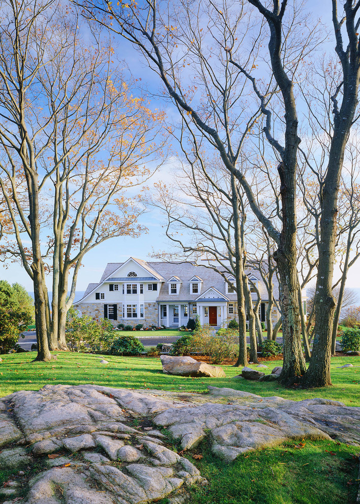 Geräumiges, Dreistöckiges Klassisches Einfamilienhaus mit Steinfassade, Satteldach, bunter Fassadenfarbe, Schindeldach und Dachgaube in Boston