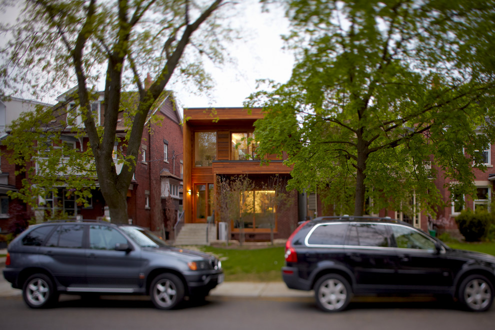 Пример оригинального дизайна: двухэтажный, деревянный, коричневый дом среднего размера в современном стиле