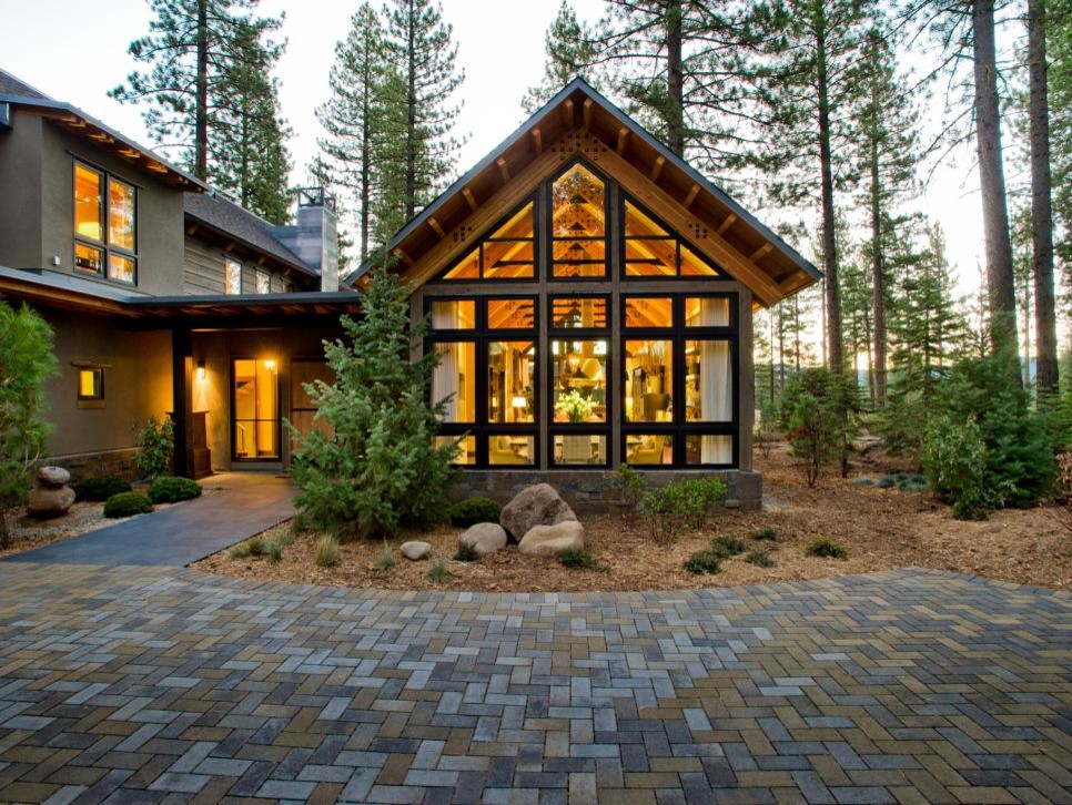 Idées déco pour une grande façade de maison marron montagne en bois.