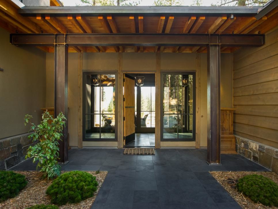 Große Rustikale Holzfassade Haus mit brauner Fassadenfarbe in Sacramento