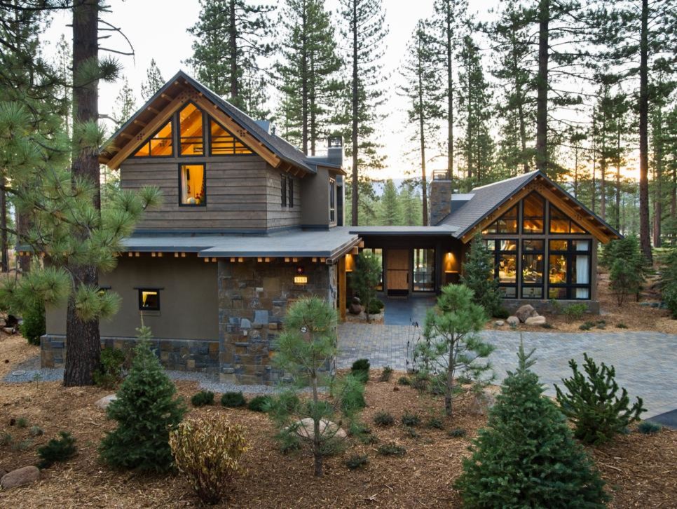 Свежая идея для дизайна: большой, деревянный, коричневый дом в стиле рустика - отличное фото интерьера