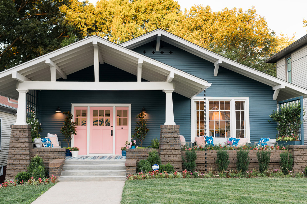 Стильный дизайн: одноэтажный, кирпичный, синий дом в стиле кантри - последний тренд