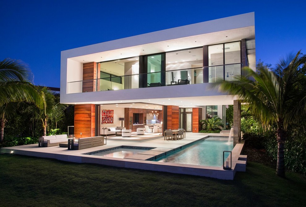 Zweistöckiges Maritimes Einfamilienhaus mit Mix-Fassade, bunter Fassadenfarbe und Flachdach in Miami