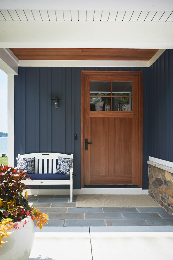 На фото: маленький, двухэтажный, синий частный загородный дом в морском стиле с комбинированной облицовкой, двускатной крышей и крышей из смешанных материалов для на участке и в саду