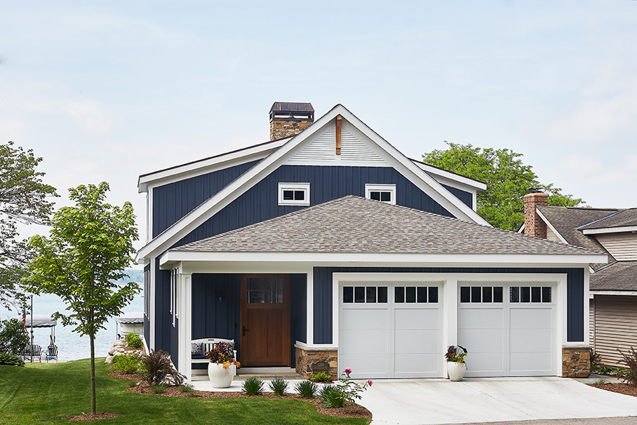 Aménagement d'une petite façade de maison bleue bord de mer à un étage avec un revêtement mixte, un toit à deux pans et un toit mixte.