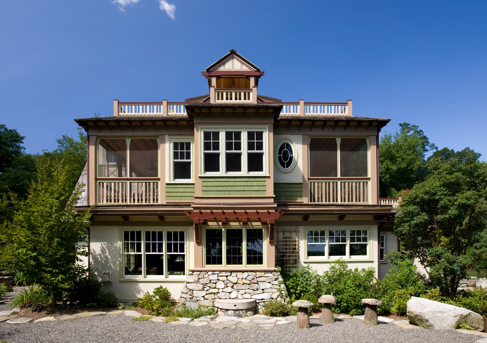 Foto della facciata di una casa american style a due piani