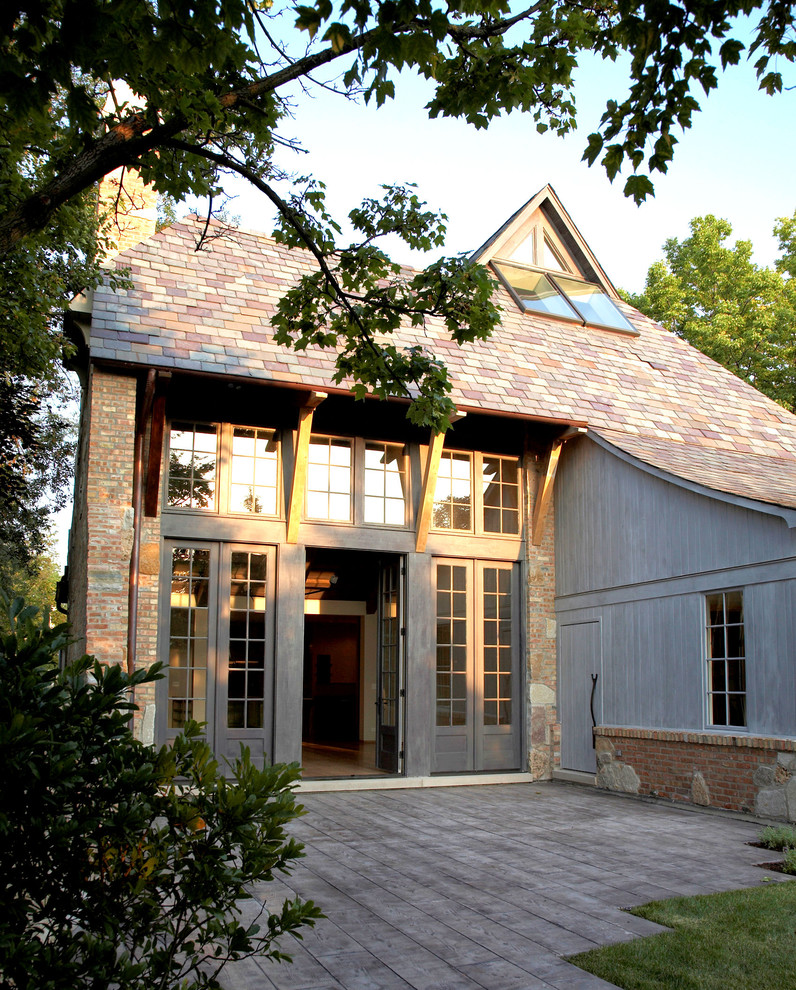 Exemple d'une façade de maison tendance à un étage avec un toit en shingle.