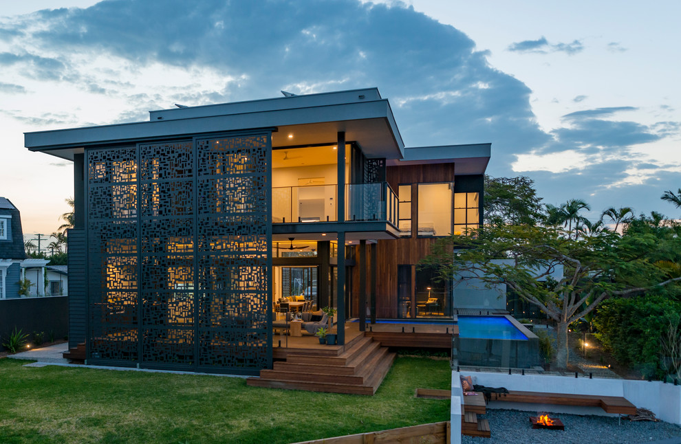 Idées déco pour une grande façade de maison contemporaine en verre à un étage avec un toit plat et un toit en métal.