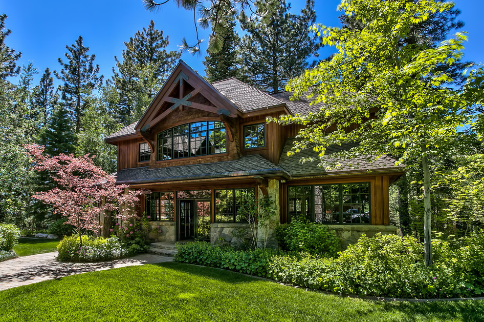 Стильный дизайн: двухэтажный, деревянный, коричневый, большой дом в стиле рустика - последний тренд