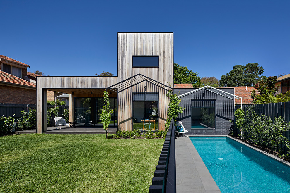 Einstöckiges Modernes Einfamilienhaus mit bunter Fassadenfarbe, Flachdach und Backsteinfassade in Melbourne