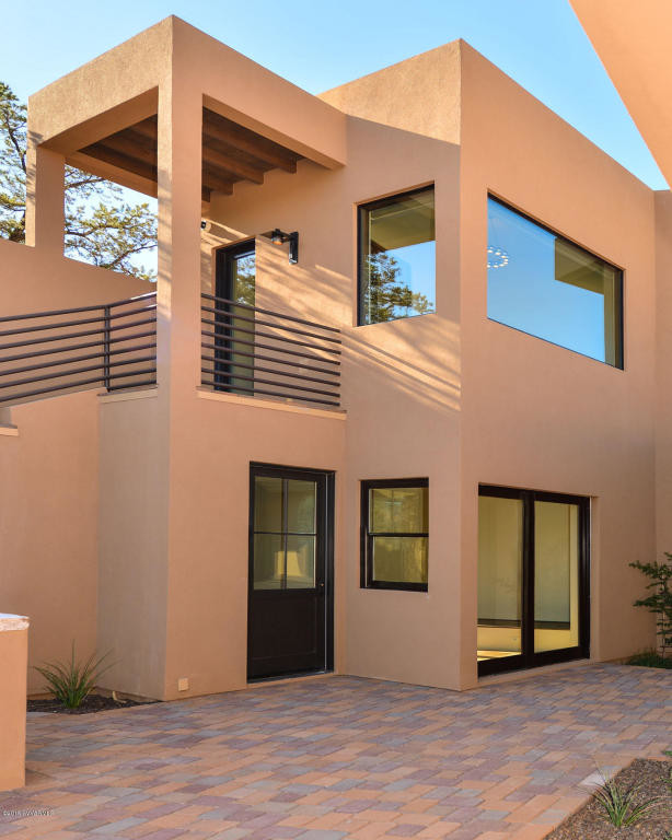Mittelgroßes, Zweistöckiges Modernes Einfamilienhaus mit Putzfassade, beiger Fassadenfarbe, Flachdach und Misch-Dachdeckung in Phoenix