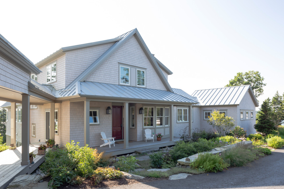 Zweistöckiges Maritimes Haus mit beiger Fassadenfarbe, Satteldach und Blechdach in Portland Maine