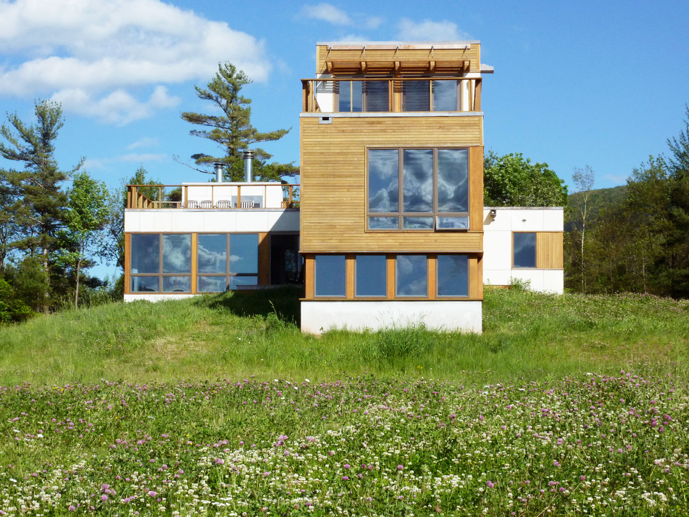 Свежая идея для дизайна: трехэтажный дом в современном стиле - отличное фото интерьера
